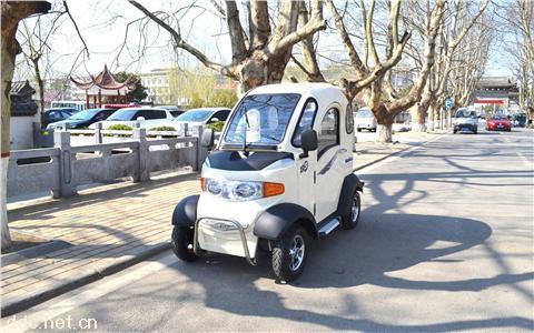  信步MINI威客全封闭老年电动代步车